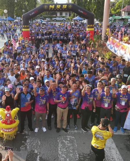 A group photo of LIONS Tuaran Fun Run & Ride wearing race packs, jersey, and medal by MRB Apparel