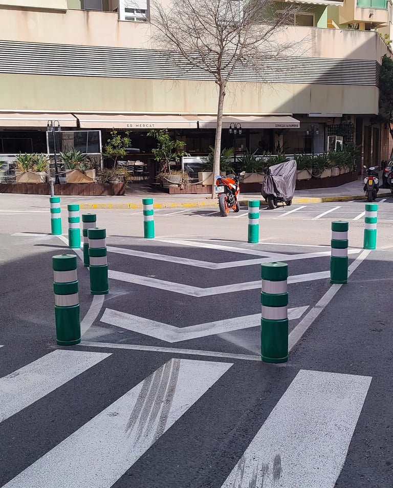 Pintado de marcas viales y balizas en la ciudad de Ibiza