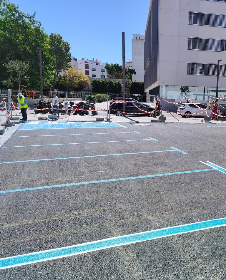 Señalización horizontal en parking privado con líneas y pictogramas