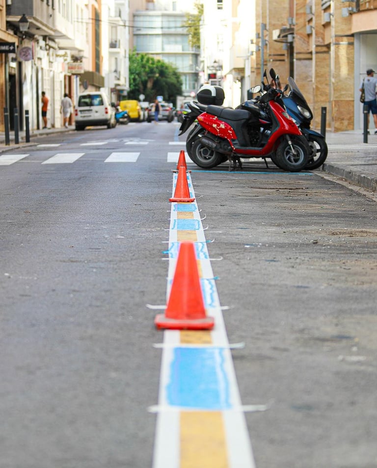 Líneas de tráfico recién pintadas por NCT Painting en carretera secundaria