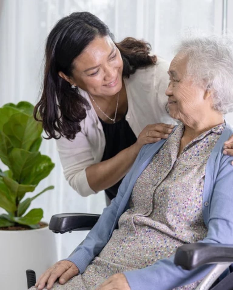 idosa com sua cuidadora especialista