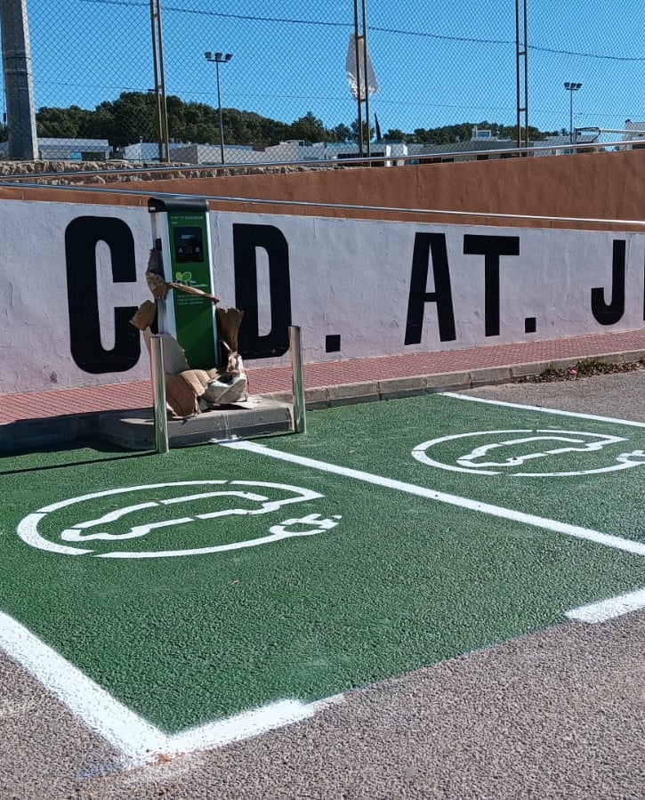 Señalización horizontal de plaza de carga para vehículos eléctricos en vía urbana, Campo de Futbol Jesus