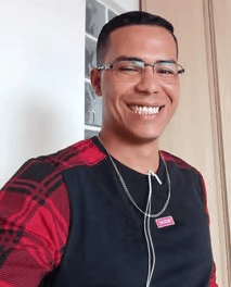 Homem de óculos sorridente