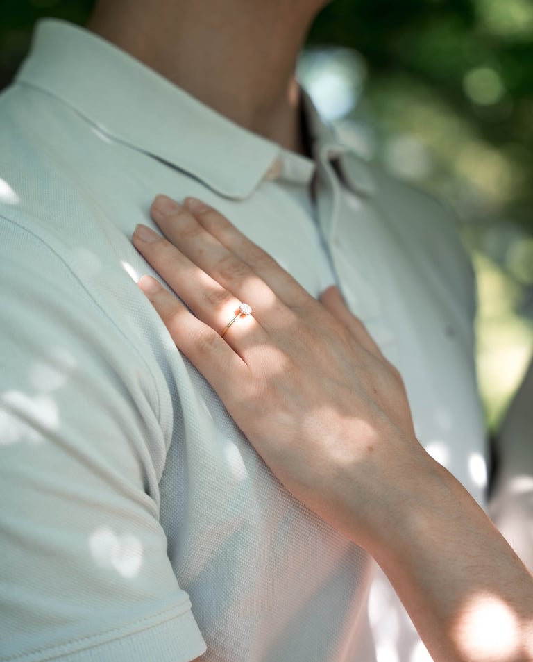 Gros plan bague de fiançailles