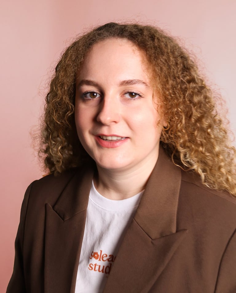 Portrait photo de Maud Gil-Rodriguez, fondatrice de Soleado studio. Studio de graphisme à Liège