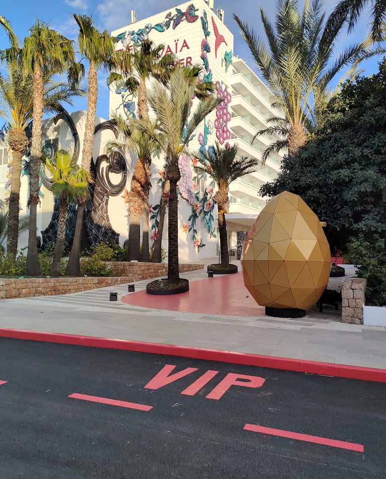 Pintado de logotipo corporativo sobre el asfalto en parking