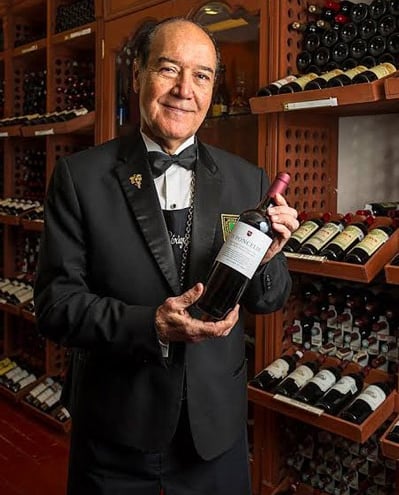Pedro Poncelis en una cava de vinos 