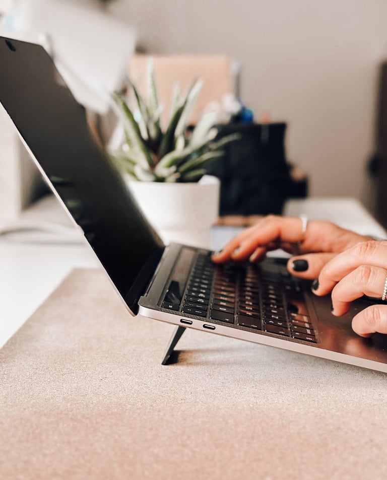 Empreendedor a fortalecer presença online da empresa.