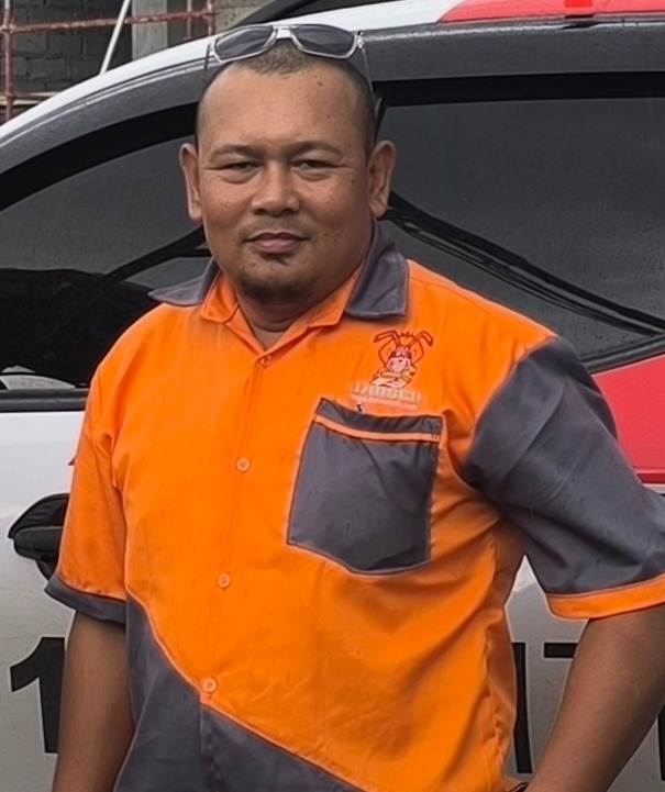 Branch Officer-in-Charge Mr. Arlym Sedeño of Pest Control Cebu supervising professional pest control