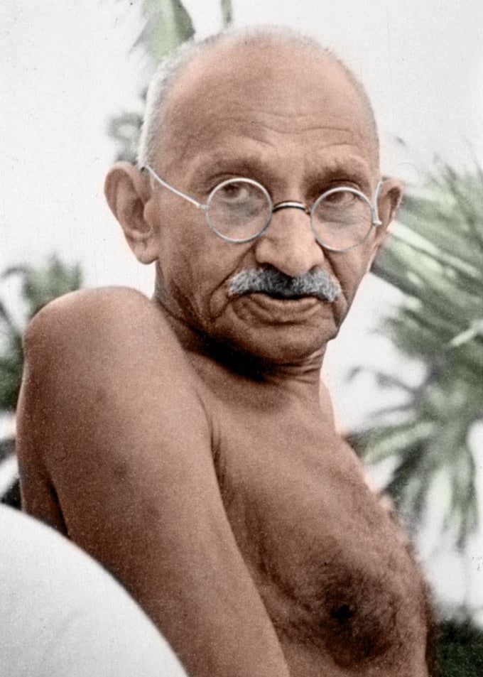 Mahatma Gandhi, simbolo del cambiamento, con la citazione "Sii il cambiamento che vuoi vedere nel mo