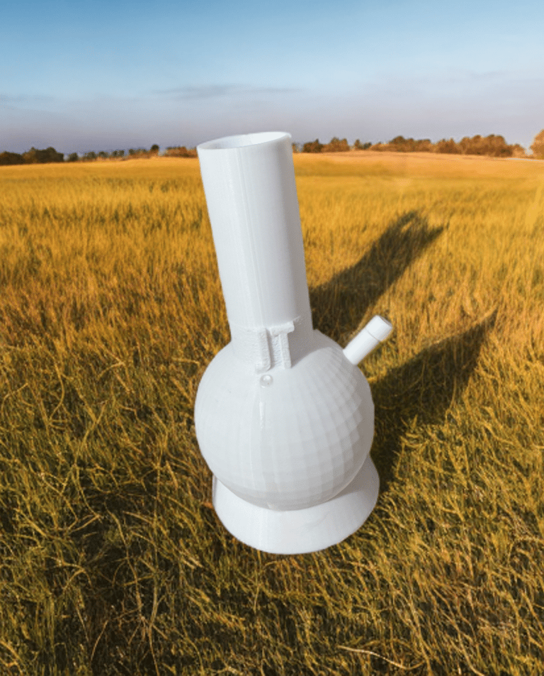 bong bianco in un prato di campagna
