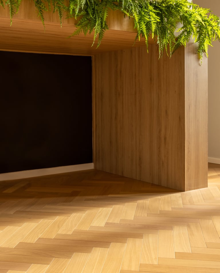 ambiente residencial com madeira natural tauari espinha de peixe, painel de madeira e área verde