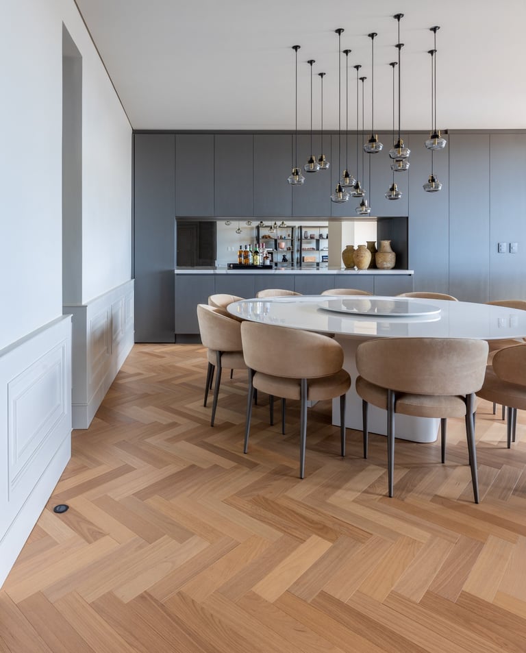 ambiente residencial sala de jantar piso em madeira natural tauari espinha de peixe
