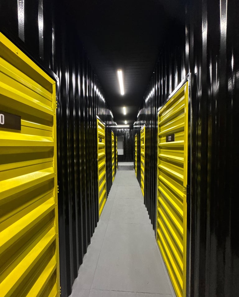 Boxes individuais do MEU BOX Self Storage em Goiânia, ideais para guarda de móveis.