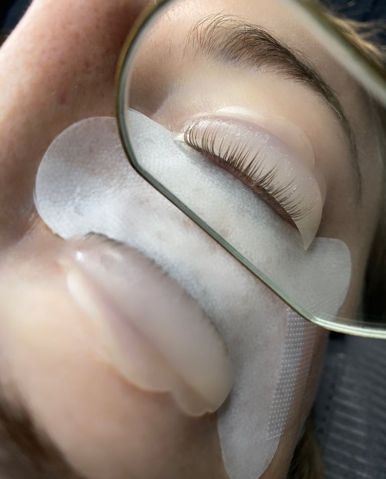 rehaussement de cils, vue d'un petit miroir