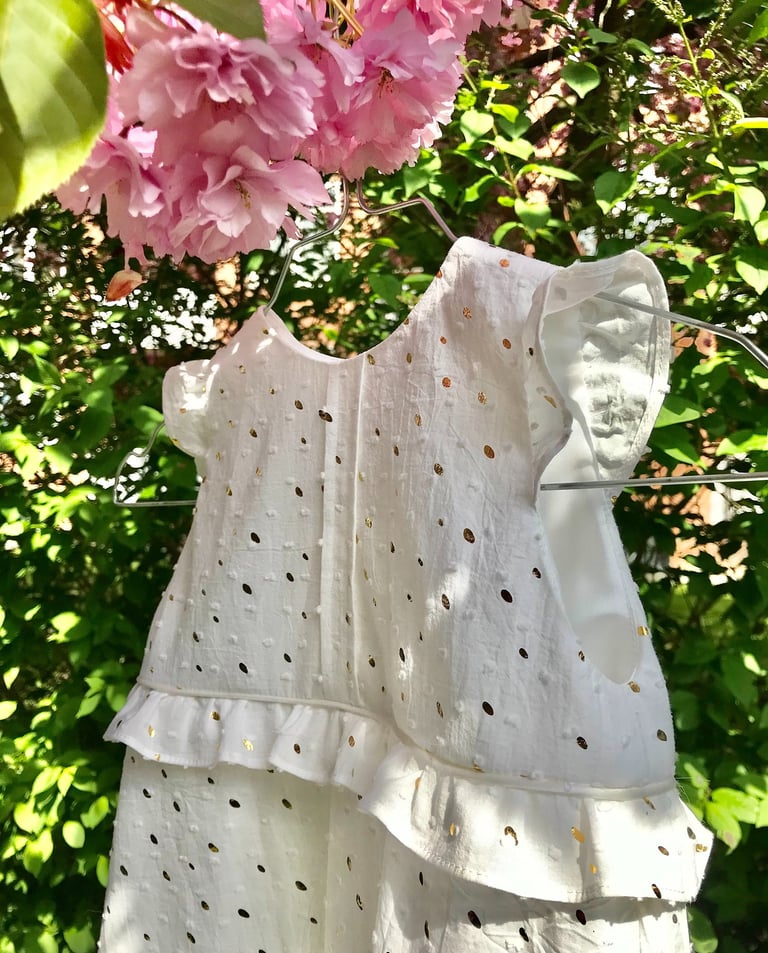 Hvid dåbskjole med frynser I skræddersyet hvid kjole til baby 