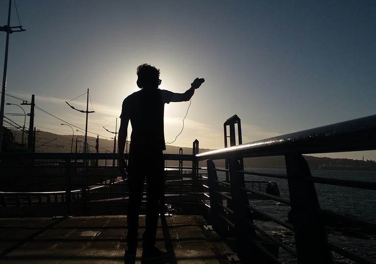 Marcelo Bressanin realiza gravações de áudio na residência do Festival Tsonami (Chile), em 2017.