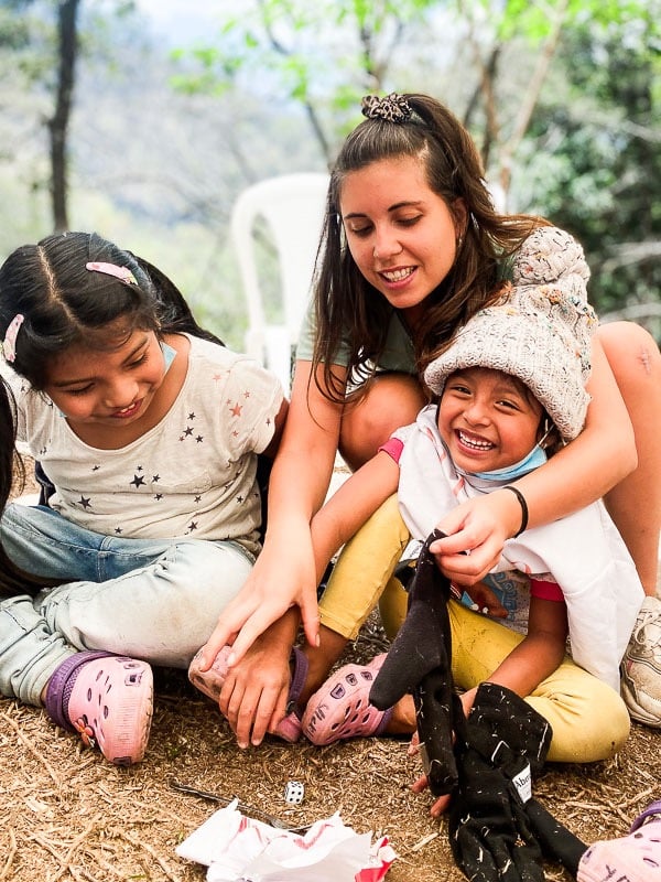 Des enfants participant à une activité organisée par l'association I Am Hope à Antigua, au Guatemala