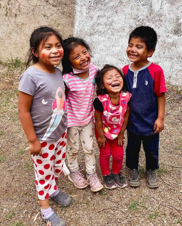 Des enfants souriants pris en photo à Antigua, au Guatemala