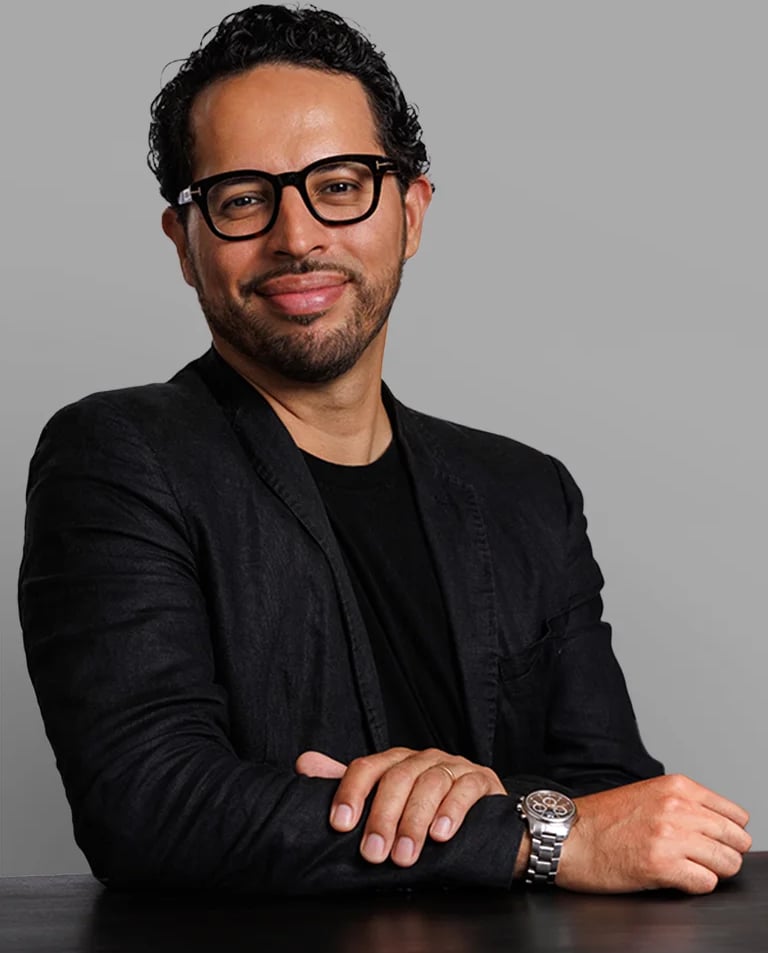 Felipe Iglesias, designer e direttore creativo specializzato in brand identity e strategia per PMI