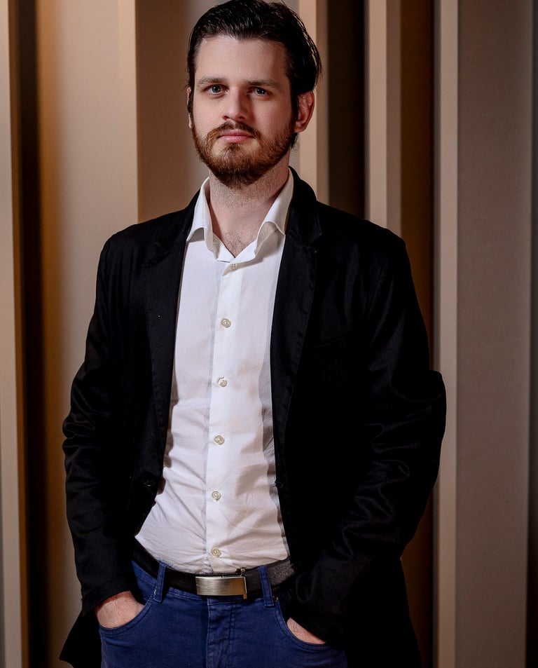 homem estiloso olhando para foto