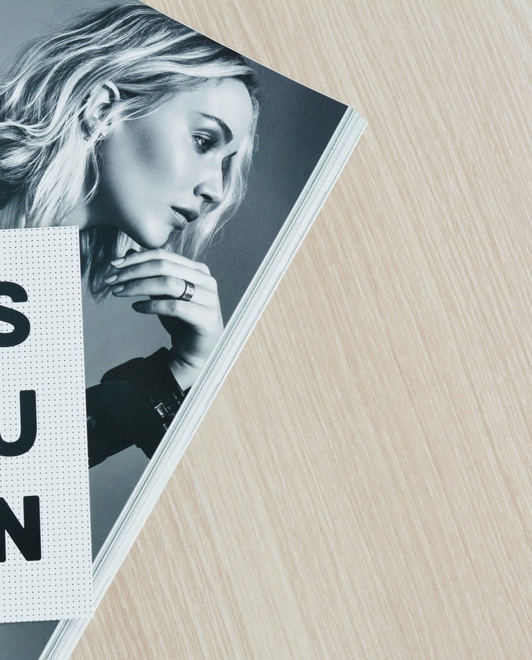 photo d'une fille sur un livre avec ecrit YES ou CAN