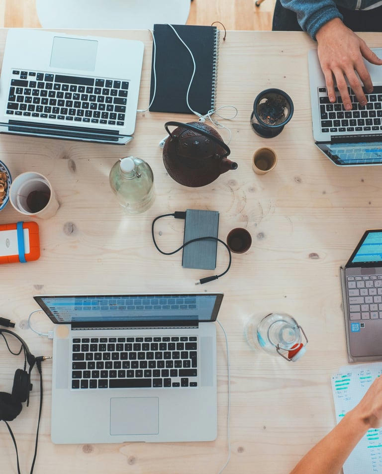 Photo d'ordinateur, avec des mains qui travailles