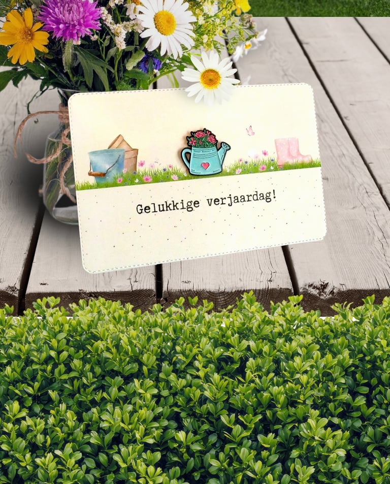 verjaardagskaart tuinliefhebber met emaille pin (gieter met bloemen in)