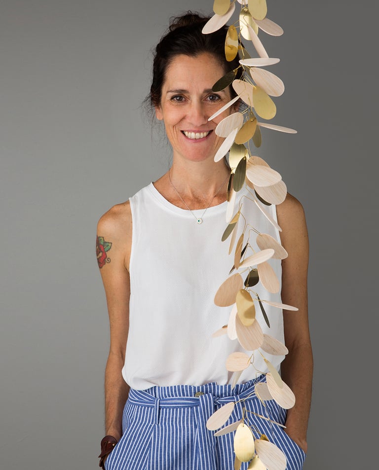 Mariana Munhoz e uma de suas criações aladas