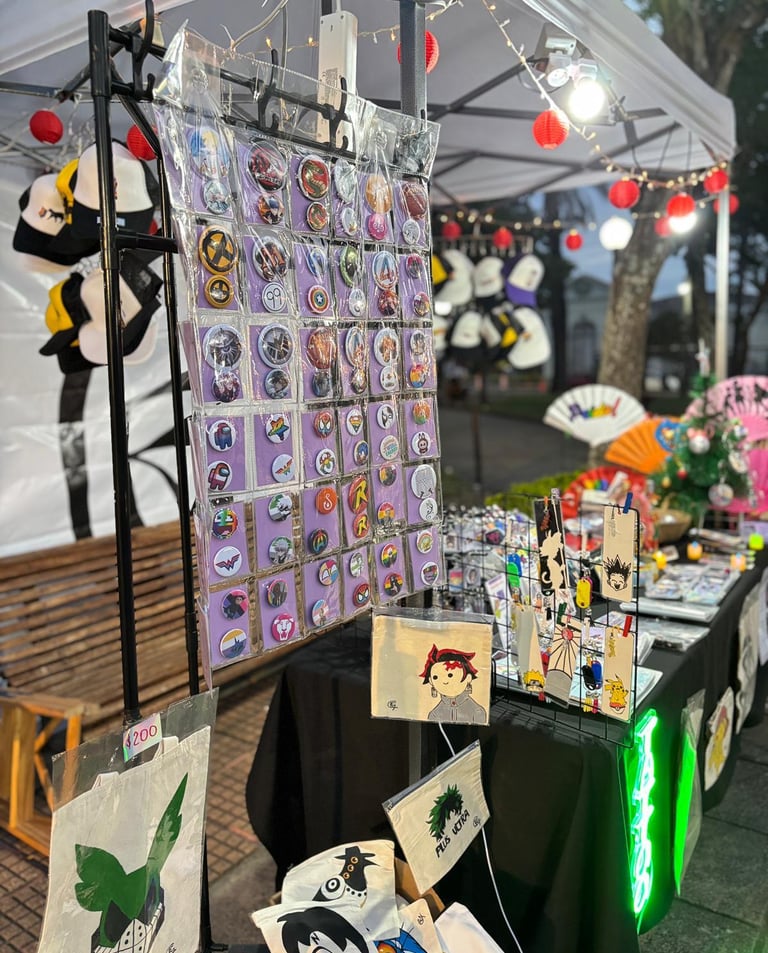 Stand de anime con pins, marcapáginas y tote bags