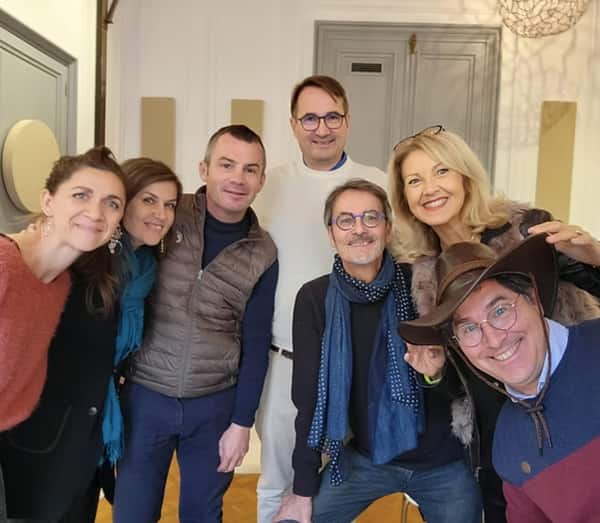 Pose de plusieurs personnes pour une photo de groupe