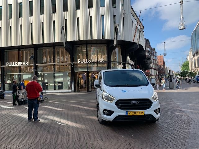 Bedrijfsbus van Schoonmaak en Dienstverlening in de stad