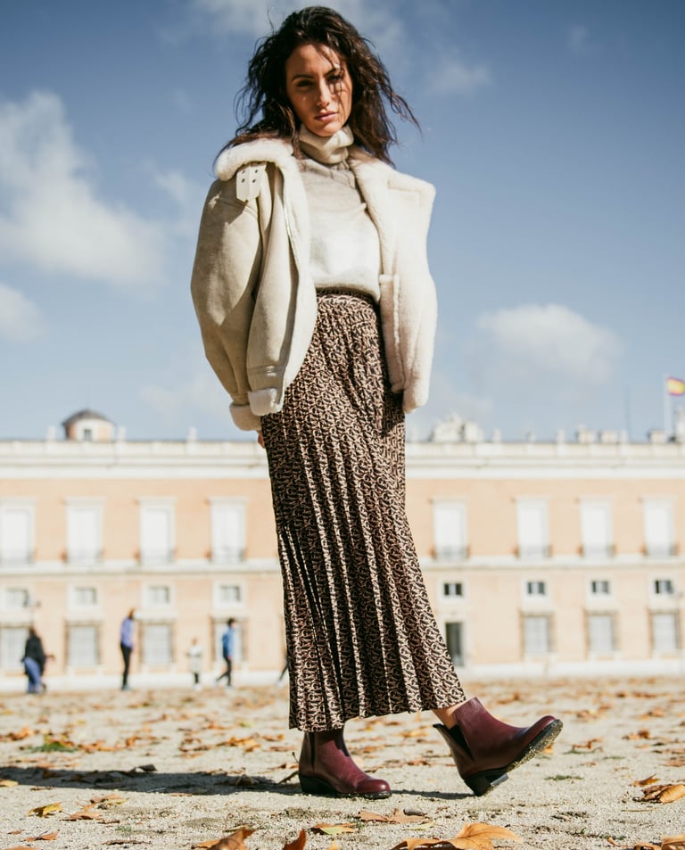 modelo posando en espacio abierto