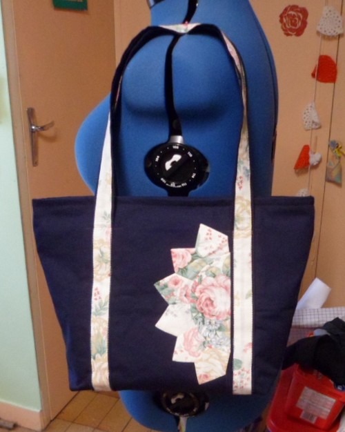 sac cabas cousu en parti à la main de couleur bleu marine 
