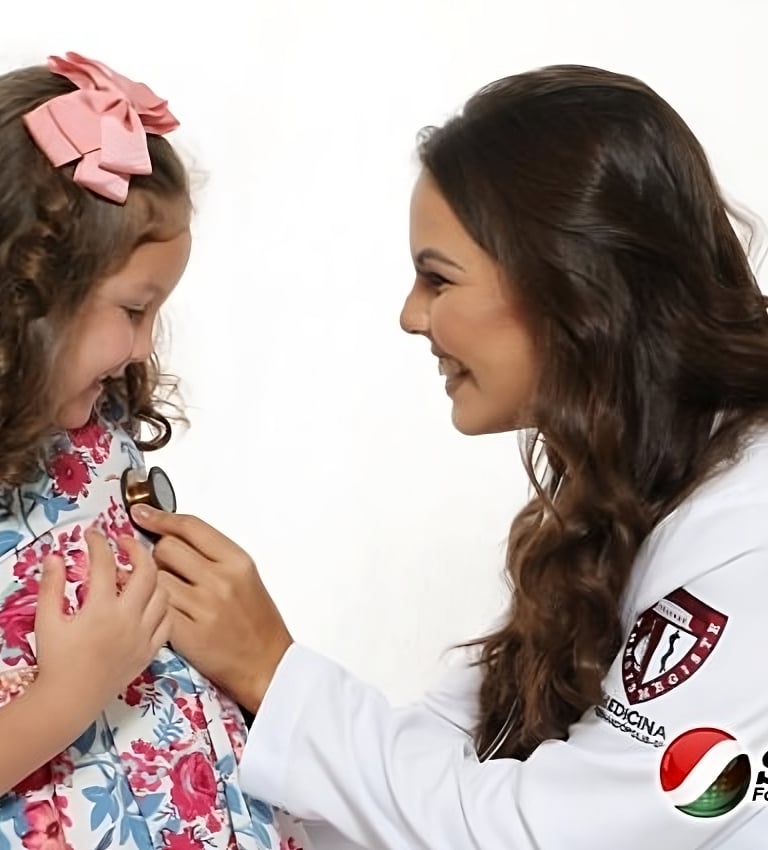 Dra Kamila Caixeta Pediatra escutando o coração de uma criança