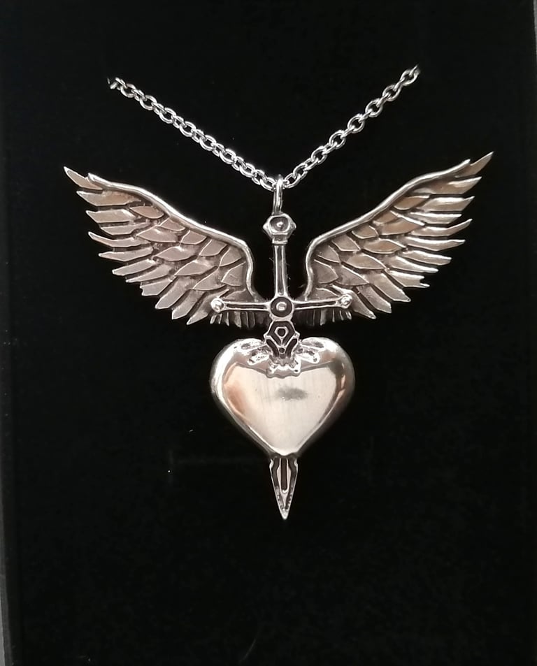 Image IA transformé en collier en métal