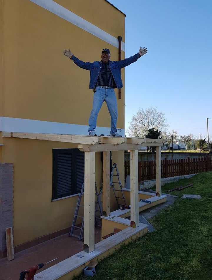 Struttura di una tettoia in legno su misura a Nettuno