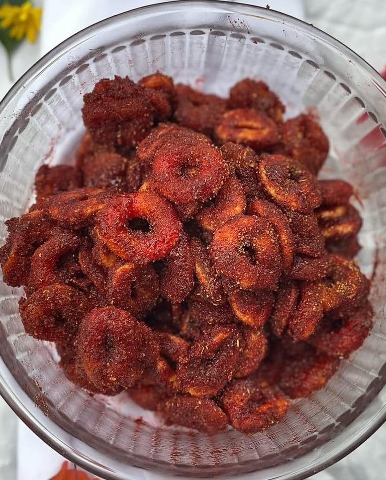Aros de durazno tipo gomita picante cubiertos con chamoy rojo y chile en polvo