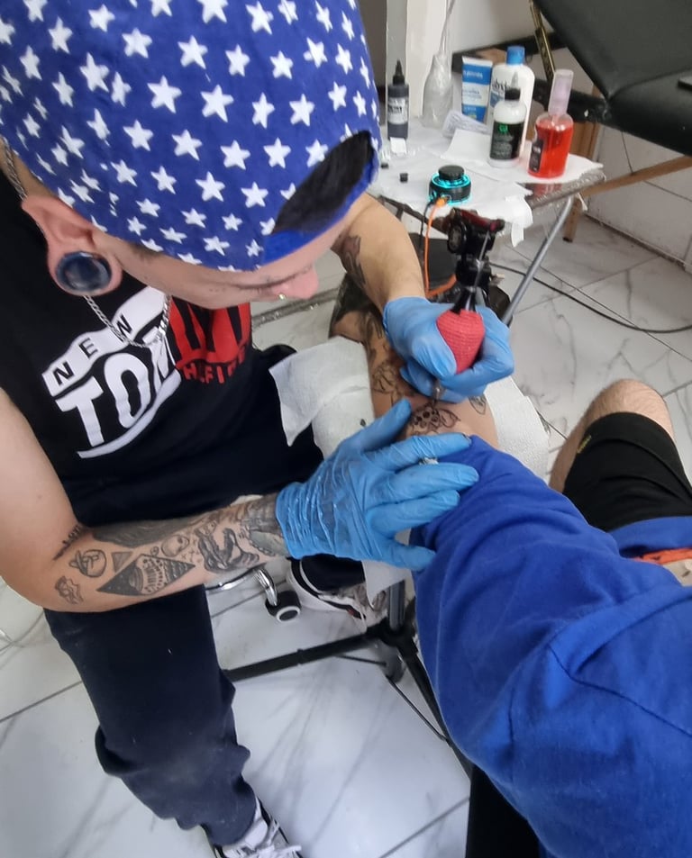 Proceso de tatuaje anime neotradicional realizado por tatuador chileno en estudio profesional