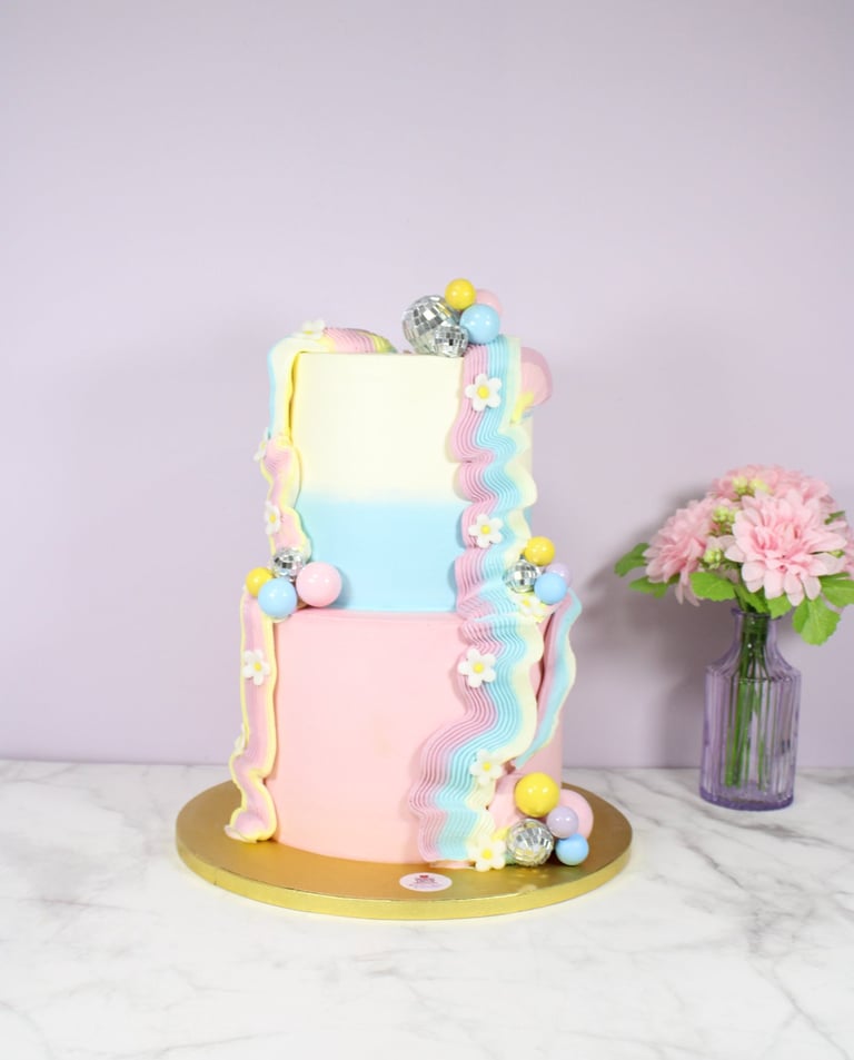 Tarta personalizada de varios pisos con diseño moderno en tonos pastel, creada en Madrid