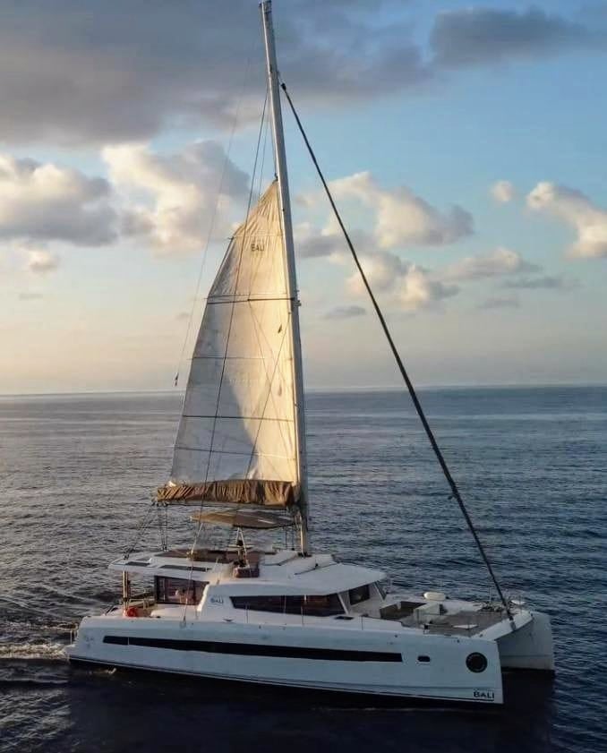 Notre Bali 54 avec les voiles grandes ouvertes lors d'une excursion à Lisbonne