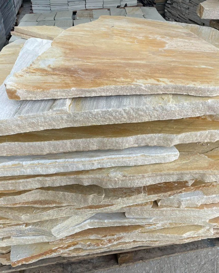pedra são tomé lajão amarelo no palete direto da pedreira jazida. material rústico área externa