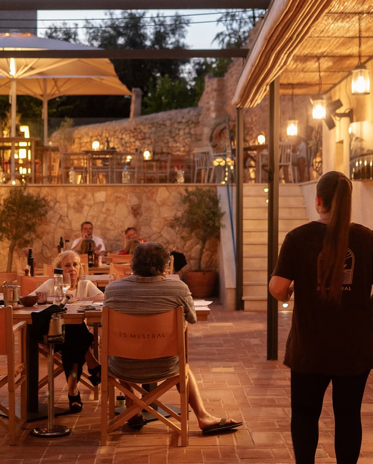 Terraza exterior de Es Mestral en Ses salines, iluminada con luz calida