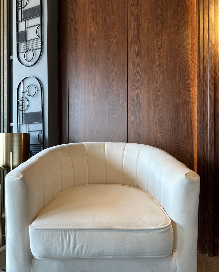 lamina plana de wpc ,con silla de mueble para sala