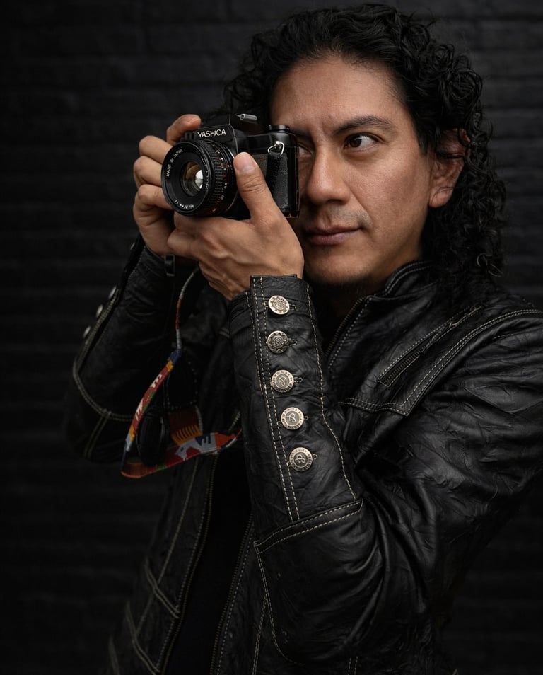 hombre mirando por el lente de una cámara fotográfica