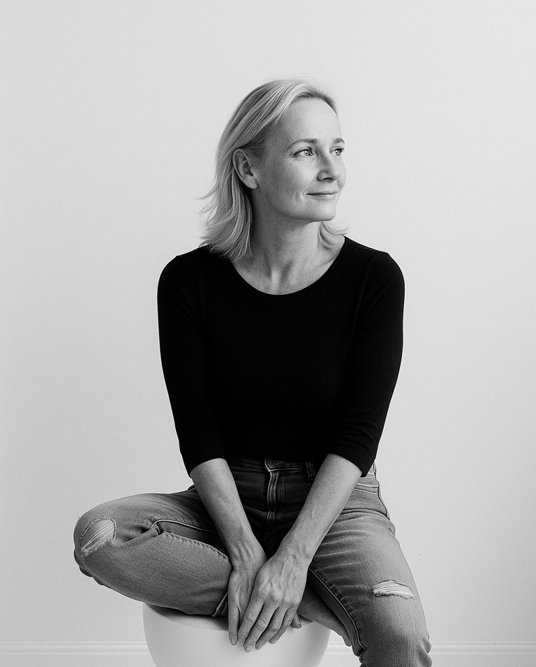 Portretfoto van Esther Bodley, oprichter van LumanLine, creatieve businessstrateeg, zittend in zwart-wit.