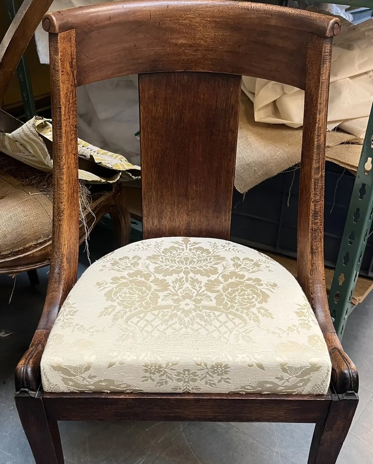 Chaise gondole en acajou avec assise en damas de soie beige