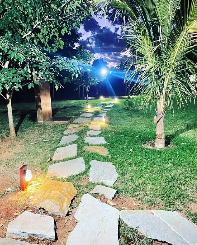 pedra carranca lajão verde assentada no chão com grama fácil rústico elegante antiderrapante barato