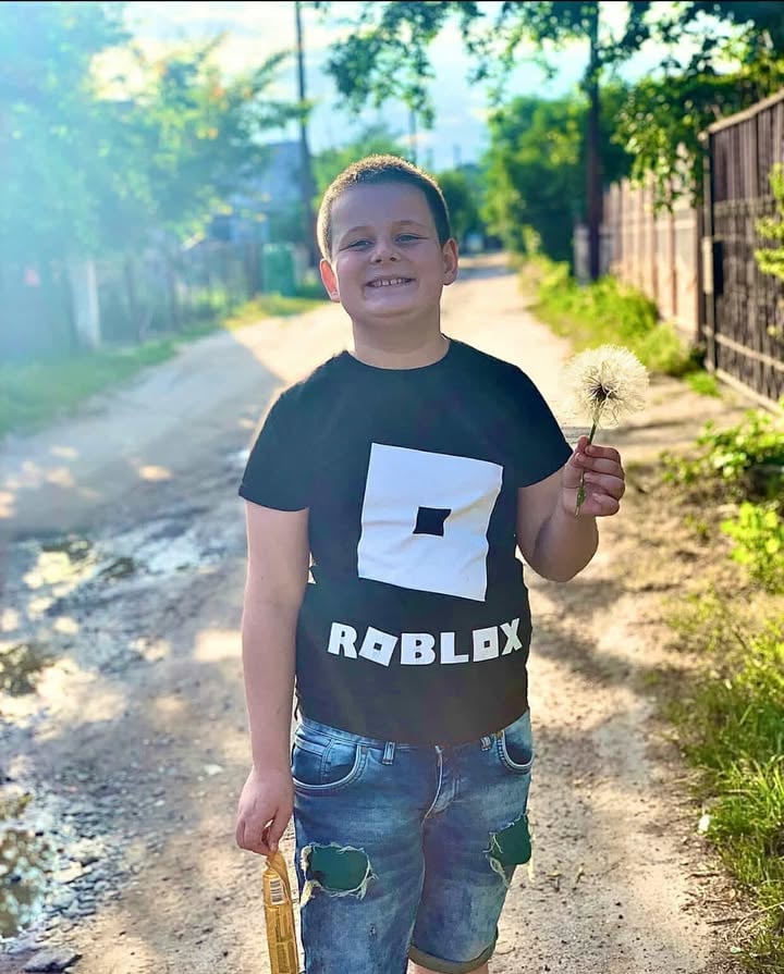 хлопчик, який тримає кульбабку