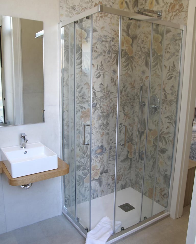 bagno con ampia doccia